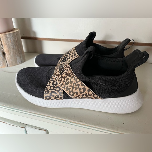 Adidas cloud tennis shoes, black with leopard detail, 11 - Picture 3 of 6